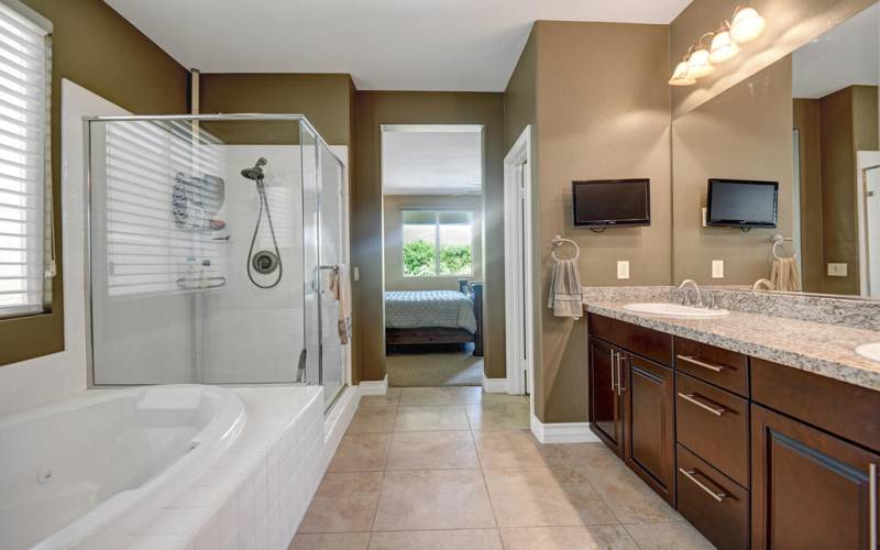 MAIN BATHROOM REVERSE.jpg mls