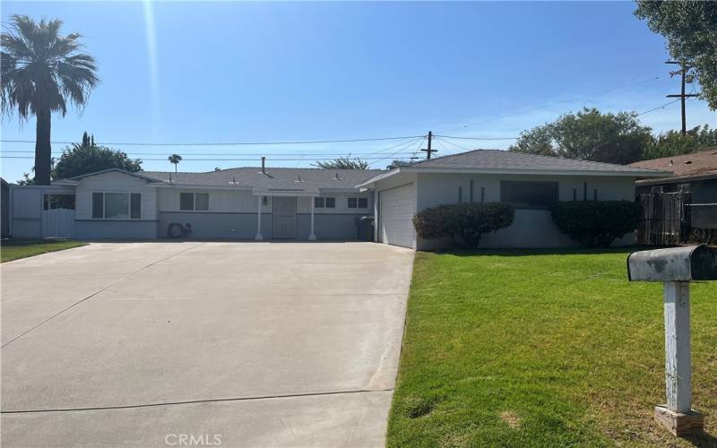 Extra long and wide driveway!