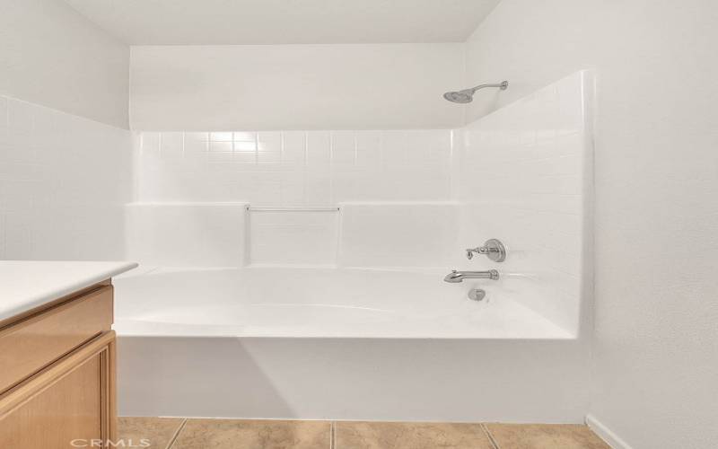 Primary Bathroom Tub/Shower