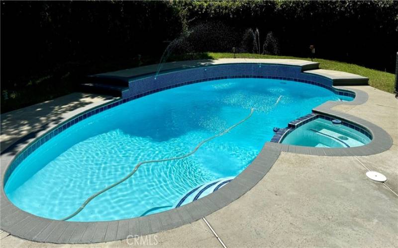 9' Pool with Water Feature and Spa