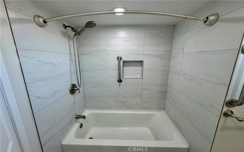 Hallway Bathroom with Tub / Shower Combo