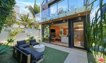 722 Marine Street, Santa Monica, California 90405, 4 Bedrooms Bedrooms, ,3 BathroomsBathrooms,Residential Lease,Rent,722 Marine Street,24432701