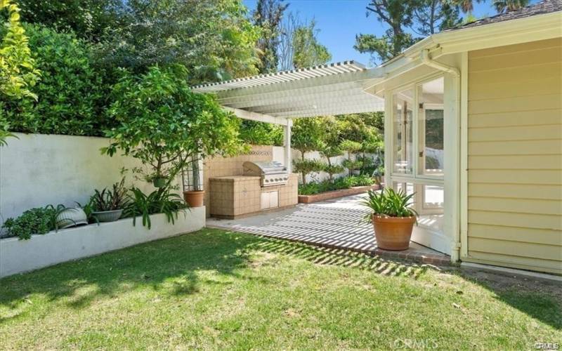 Grassy yard to kitchen