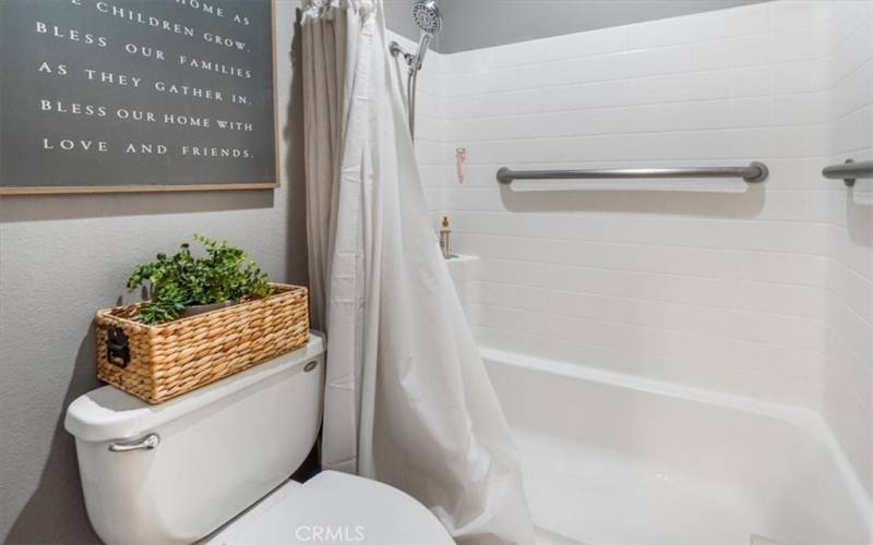 Main bathroom (with access to mother-in-law bedroom)