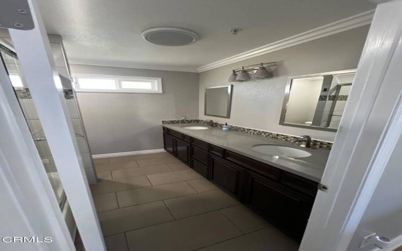 2143 Empresa hall bath 2