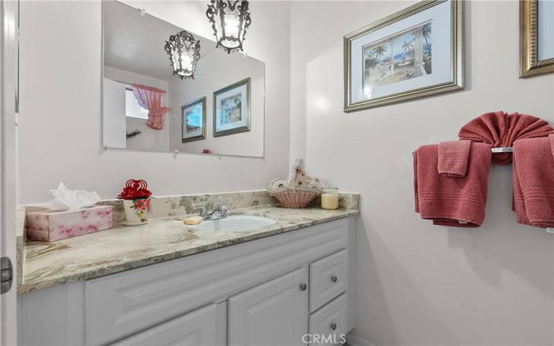 1/2 guest bathroom at the entry way.