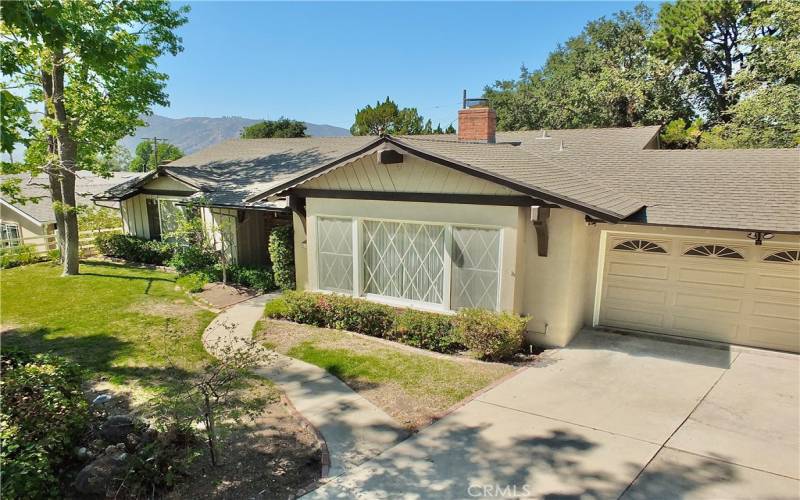 Located in the Highland Square area, surrounded by stunning mountain views of the Tujunga foothills