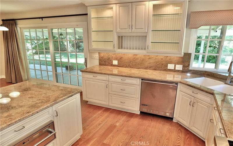  fully remodeled kitchen with Viking appliances, beautiful custom cabinetry with full extension pull out drawers, and granite countertops