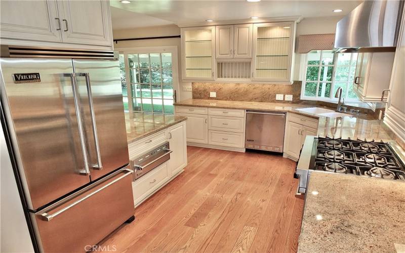  fully remodeled kitchen with Viking appliances, beautiful custom cabinetry with full extension pull out drawers, and granite countertops