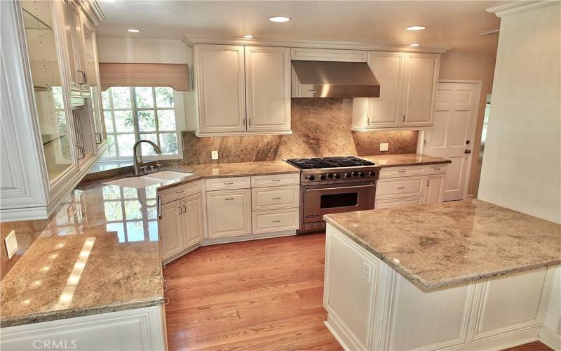  fully remodeled kitchen with Viking appliances, beautiful custom cabinetry with full extension pull out drawers, and granite countertops