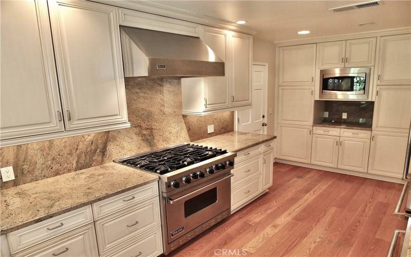  fully remodeled kitchen with Viking appliances, beautiful custom cabinetry with full extension pull out drawers, and granite countertops