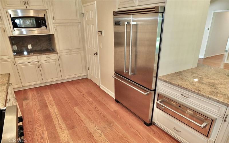  fully remodeled kitchen with Viking appliances, beautiful custom cabinetry with full extension pull out drawers, and granite countertops