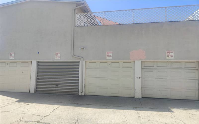 1 CAR GARAGE- RARE FOR ALAMITOS BEACH AREA!