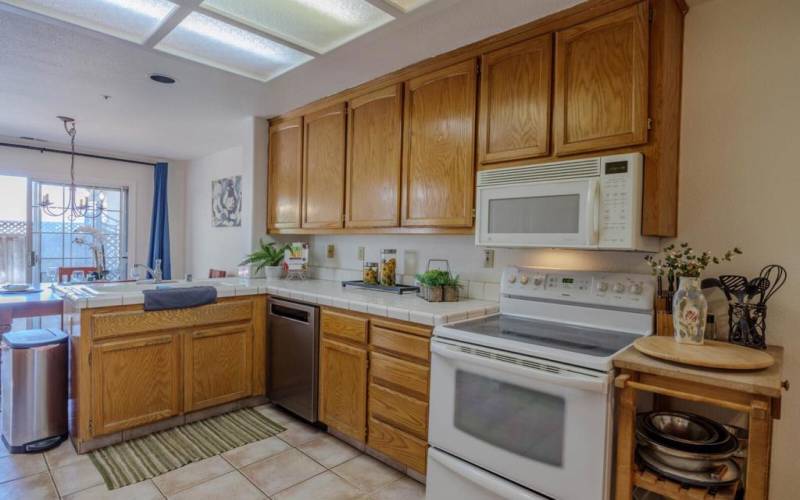 TONS OF CABINETS IN THE KITCHEN!