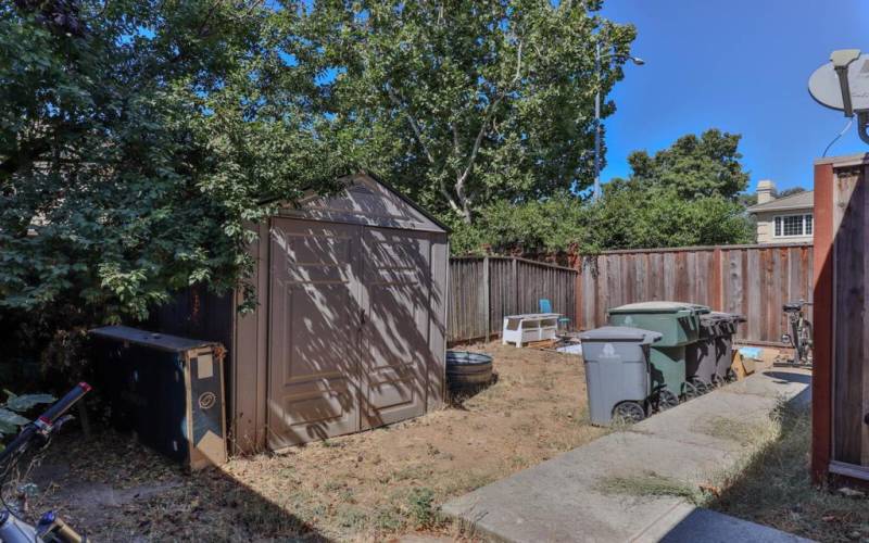 FANTASTIC BACK YARD WITH STORAGE SHED. PERFECT FOR GARDEN, PLAY AREA, OR DOG RUN!