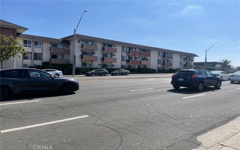 Building on PCH less than 3 miles to Beach