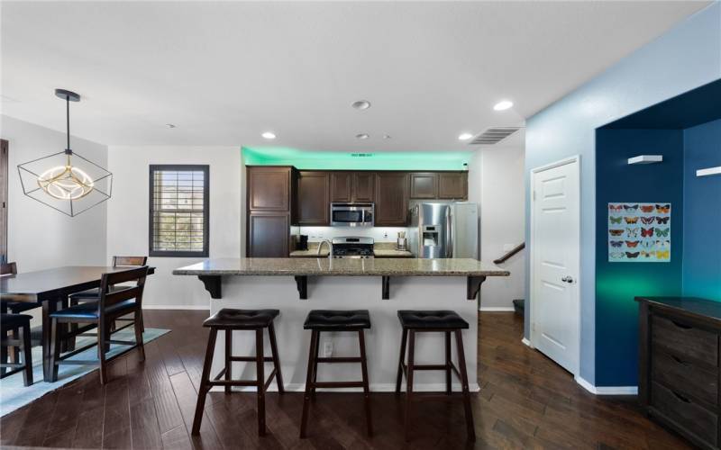 breakfast bar/ granite and dining area 2nd floor