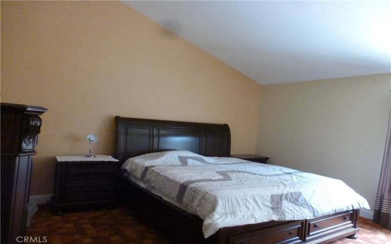 primary bedroom w/vaulted ceiling