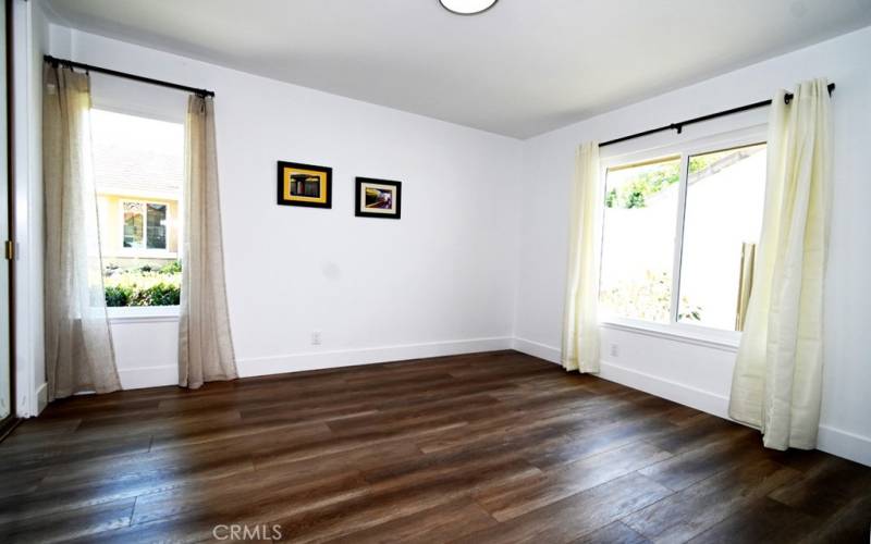 BRIGHT AND AIRY 2ND BEDROOM