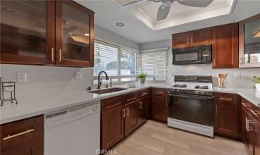 Super clean kitchen, light & bright