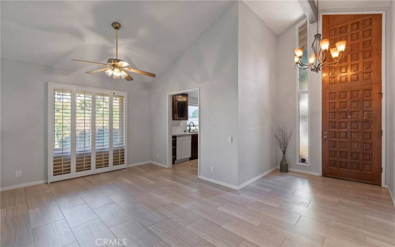 Entry to dining area & kitchen