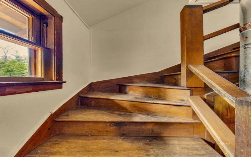 16 Stairs leading up to a bedroom