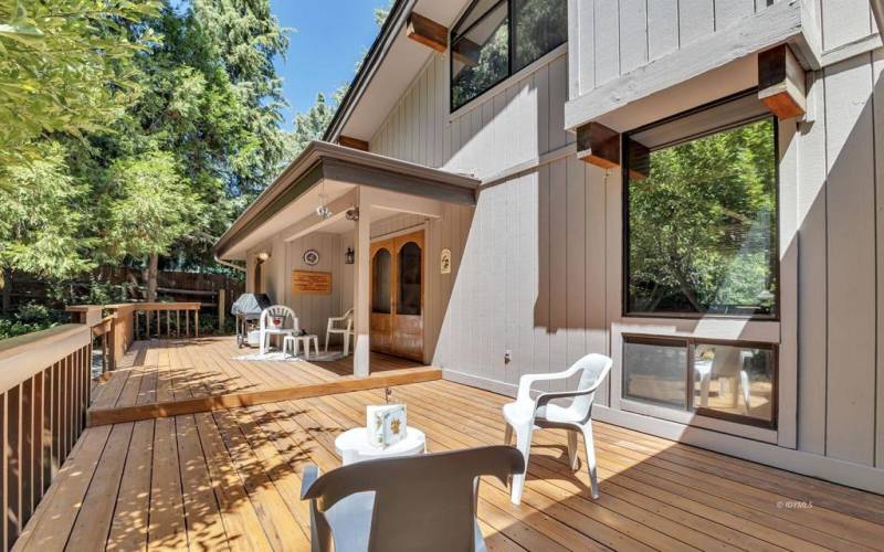 39 Expansive back deck for entertaining