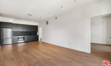 10700 Tabor Street 501, Los Angeles, California 90034, 2 Bedrooms Bedrooms, ,2 BathroomsBathrooms,Residential Lease,Rent,10700 Tabor Street 501,24436687