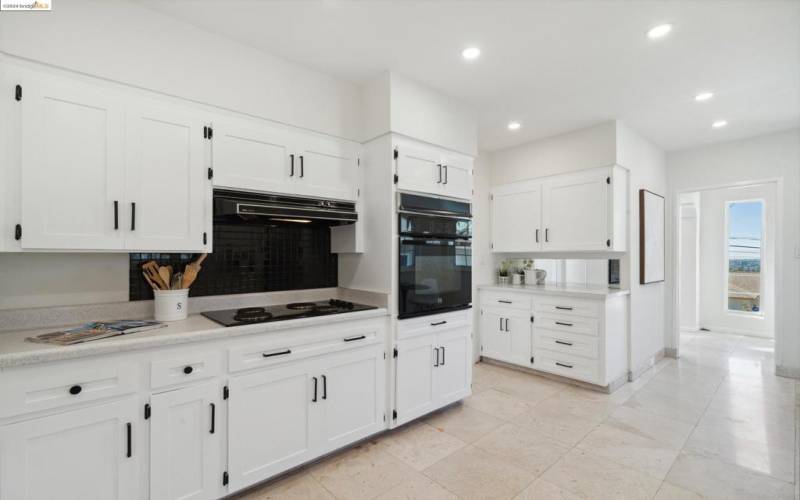 Kitchen w/Electric Cooktop