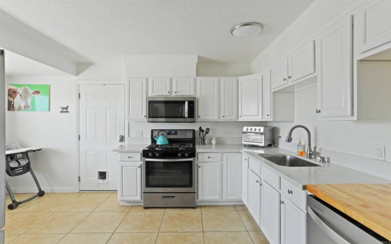 Eat-in kitchen with nook area