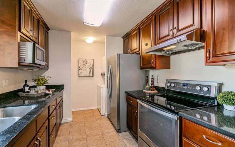 Great function and good flow in this kitchen (and lots of work space with long countertops!)