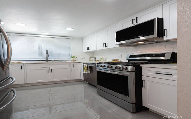 Quartz countertops & marble-style flooring