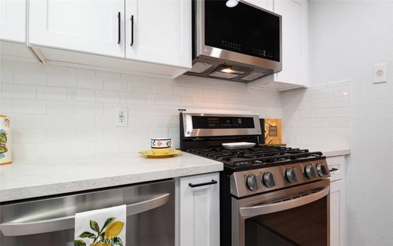 Custom Shaker cabinets & stainless dishwasher