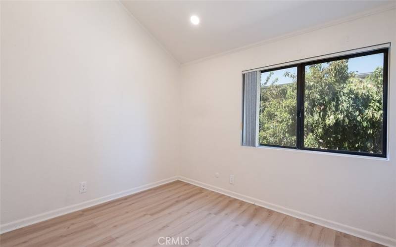 Vaulted ceilings & recessed lighting in 2nd bedroom