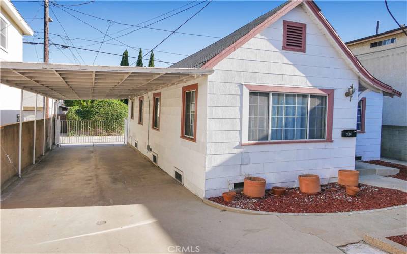 Rear unit 1 bed with carport