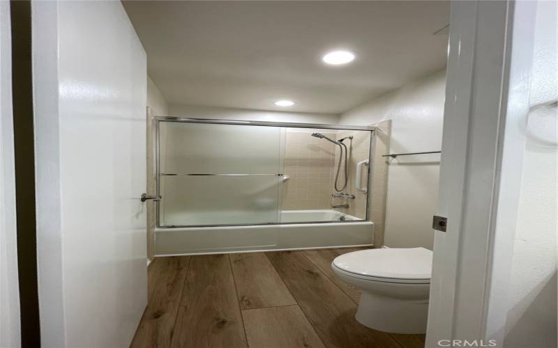 Bathroom shared between 2 bedrooms