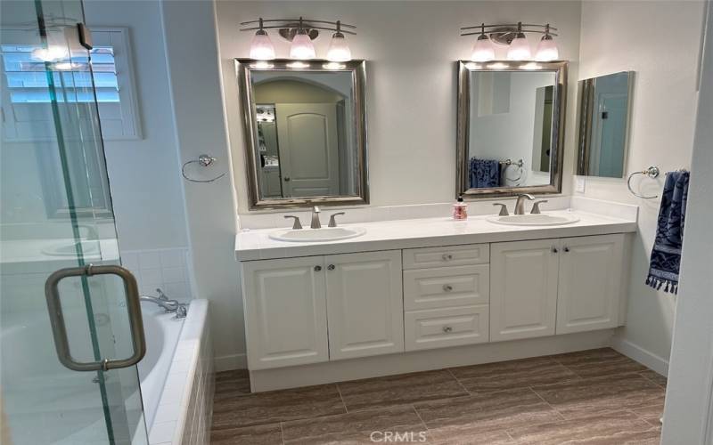 Master bath - dual sinks,

shower and tub