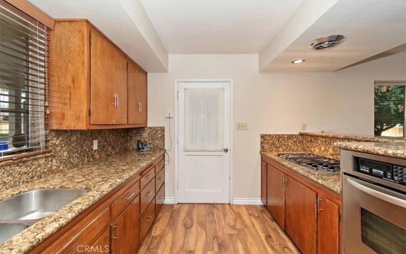 Double sink, Gas cooktop, and newer oven