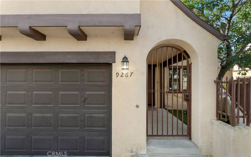 Attached garage/Entry way