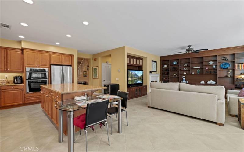 Family rm & Breakfast area off kitchen