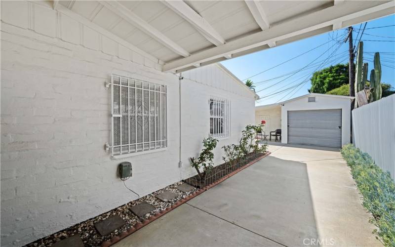 Dethatched 1-Car Garage