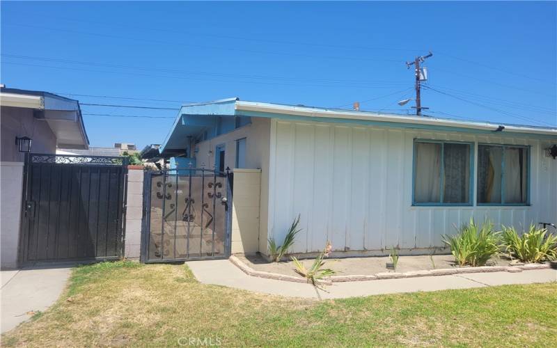 Side yard gate