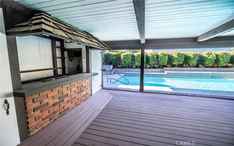 Patio bar/serving area. Perfect for entertaining.