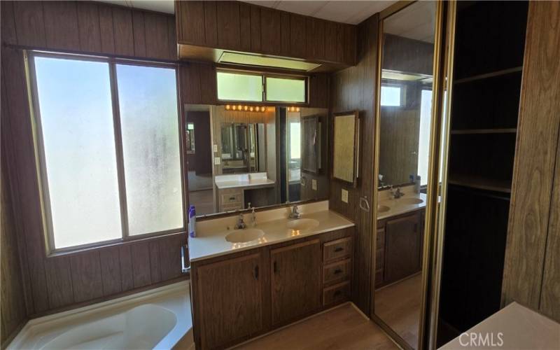 Main bathroom with tub.