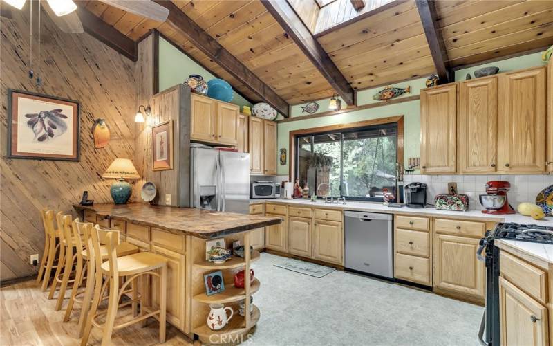 Kitchen with breakfast bar