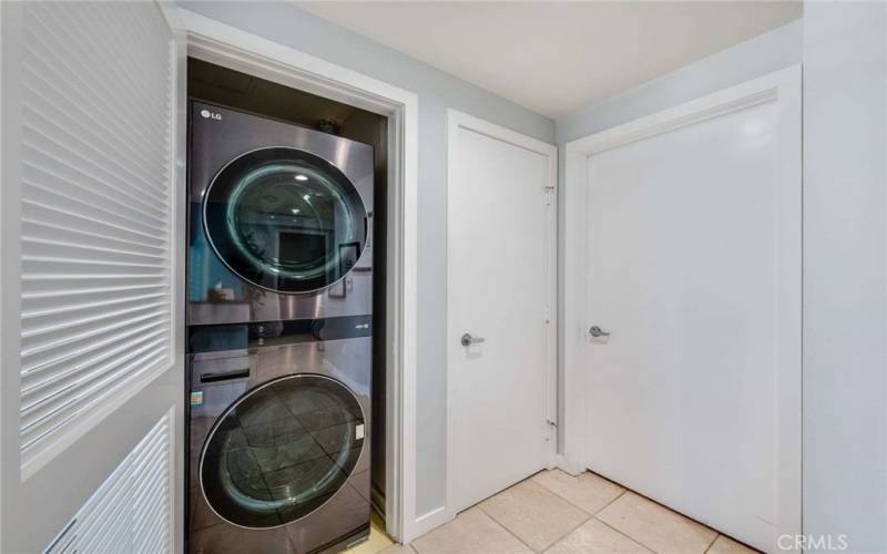 The washer/dryer closet is convenient to using the Breakfast Bar counter as a laundry folding table. Brilliant!