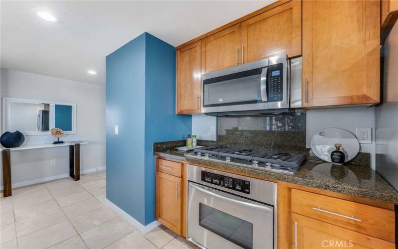 You'll enjoy cooking on this 5-burner, high-heat gas cooktop and microwave w/ ducted exhaust fan. The self-cleaning oven w/convection cooking round out this great Kitchen.