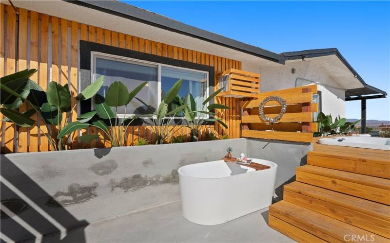 Soak & Stargaze: Cool off in the outdoor tub while enjoying panoramic mountain vistas.