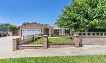 Inviting curb appeal with a fully fenced front yard