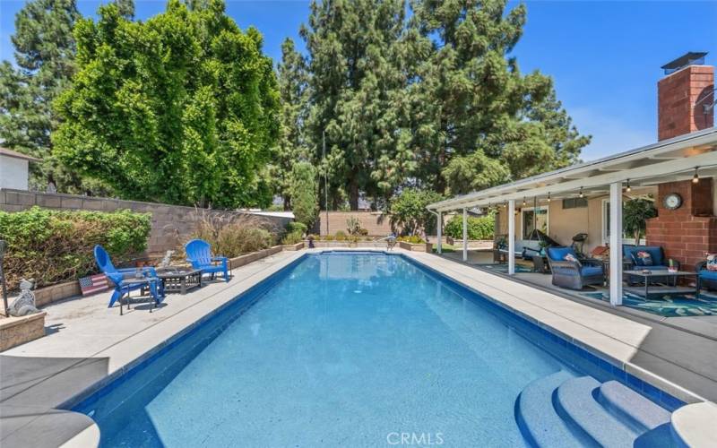 Lap pool is the perfect depth for swimming laps, playing volley ball, or just lounging year-roound under the SoCal sunshine